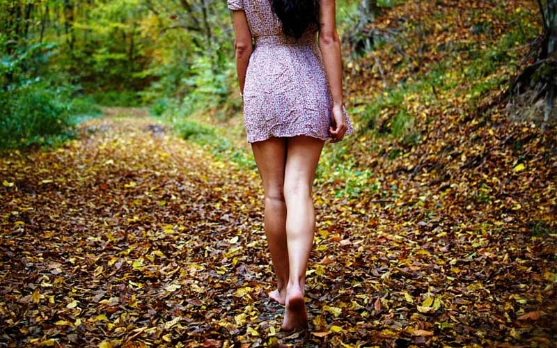 barefoot ragazza cammina a piedi nudi nel bosco