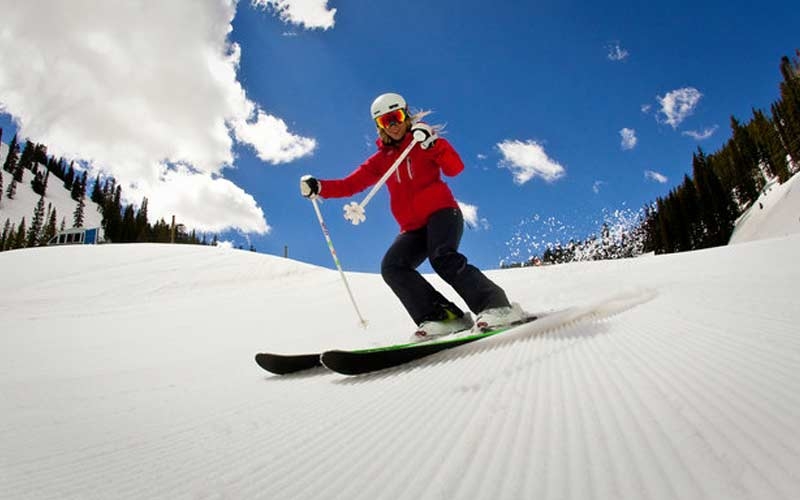 benefici dello sci ragazza scia felice