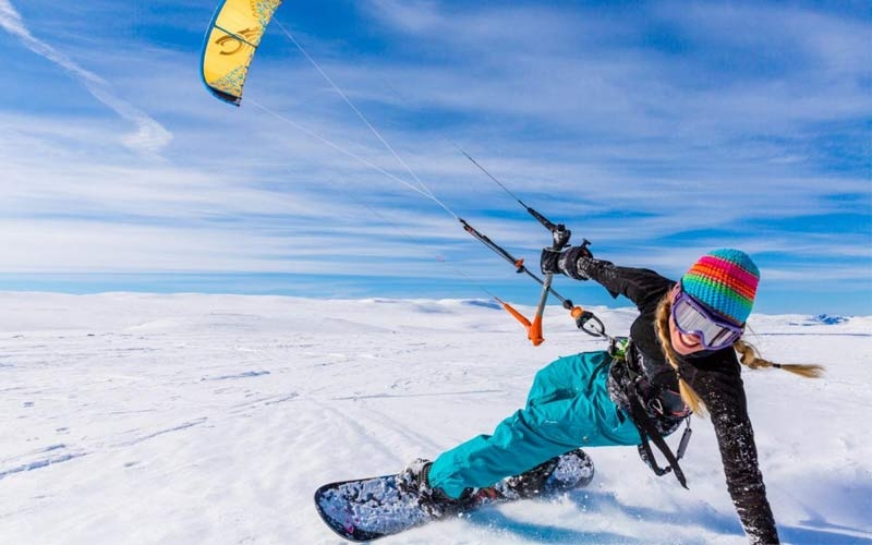 sport estremi ragazza fa snowkite