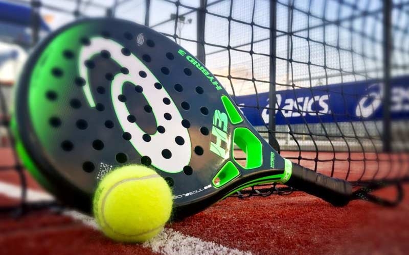 racchetta da paddle tennis e pallina